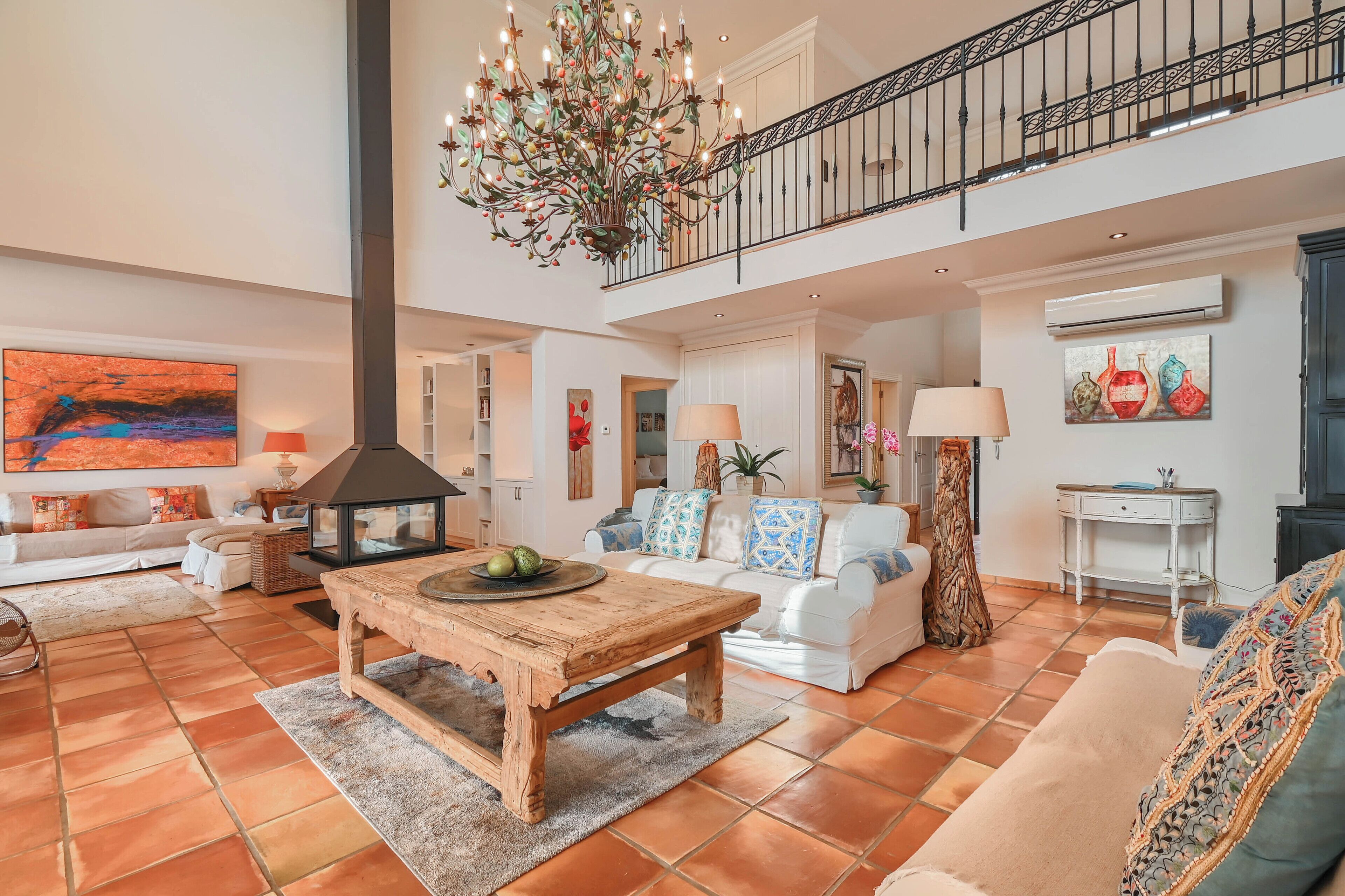 Een smart-tv, een open haard, een dvd-speler en boeken