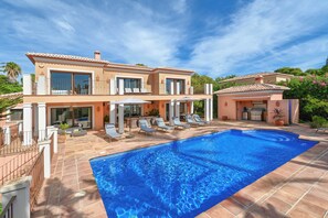Outdoor pool - Experience Ultimate Luxury and Convenience at our 5-Star Villa with Private Pool (Teulada, Moraira)