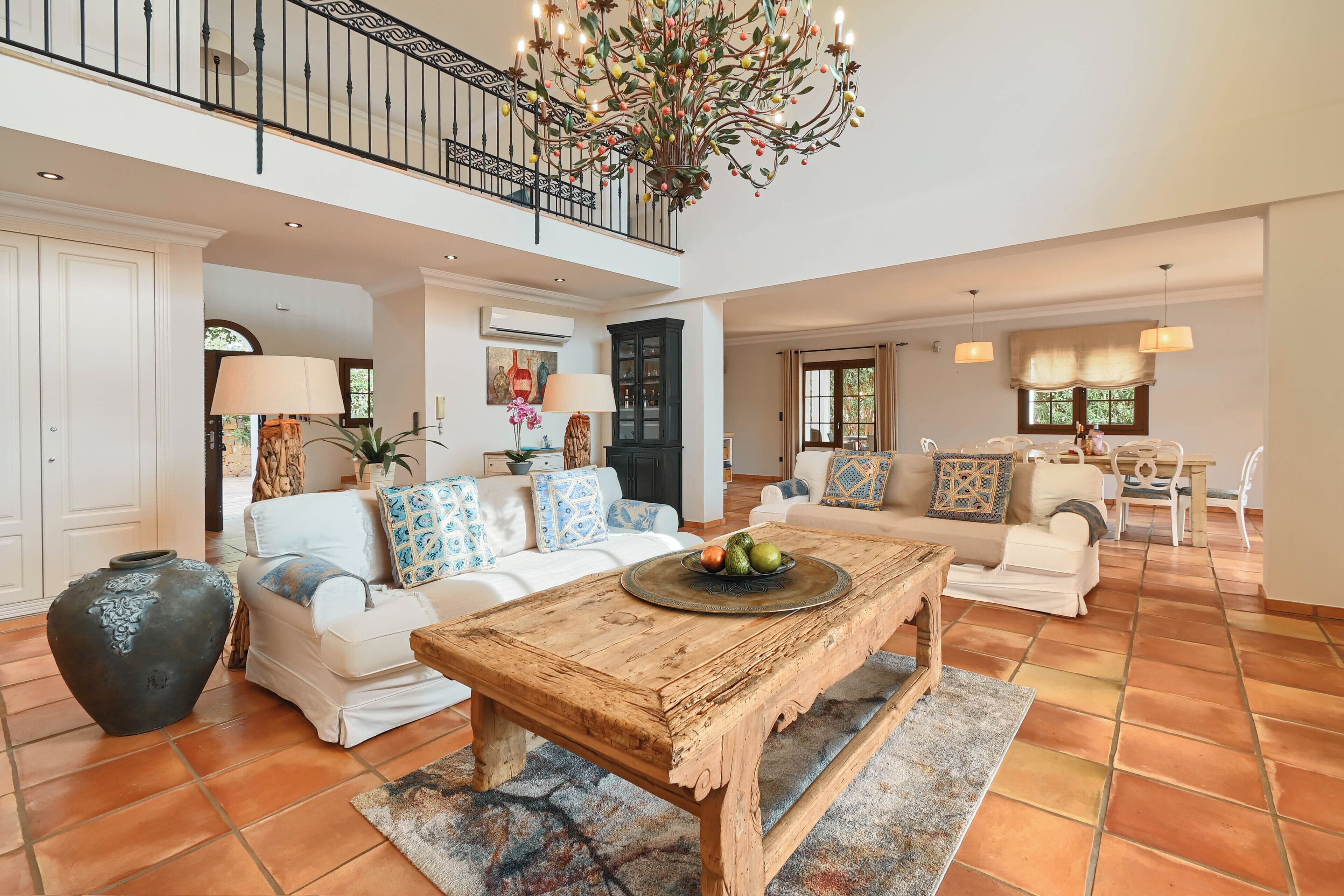 Een smart-tv, een open haard, een dvd-speler en boeken