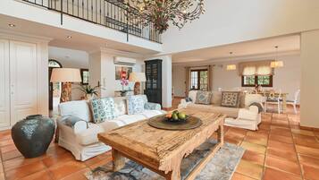 Een smart-tv, een open haard, een dvd-speler en boeken