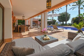 Outdoor dining - Experience Ultimate Luxury and Convenience at our 5-Star Villa with Private Pool (Teulada, Moraira)