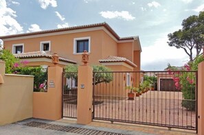 Exterior - Experience Ultimate Luxury and Convenience at our 5-Star Villa with Private Pool (Teulada, Moraira)