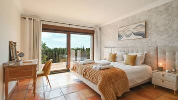 4 slaapkamers, een kluis op de kamer, een bureau