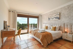 4 bedrooms, in-room safe, desk, iron/ironing board