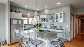 雪櫃、微波爐、焗爐、爐具