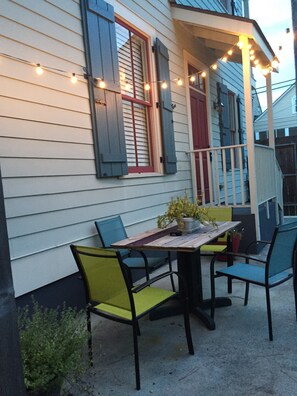 Outdoor dining - Luxury home in the  Marigny secure gated parking, walk to French Quarter Bywater (New Orleans)