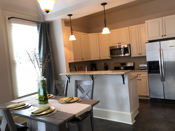 Dining - Holiday luxury in Marigny secure gated parking btw French Quarter & Bywater (New Orleans)