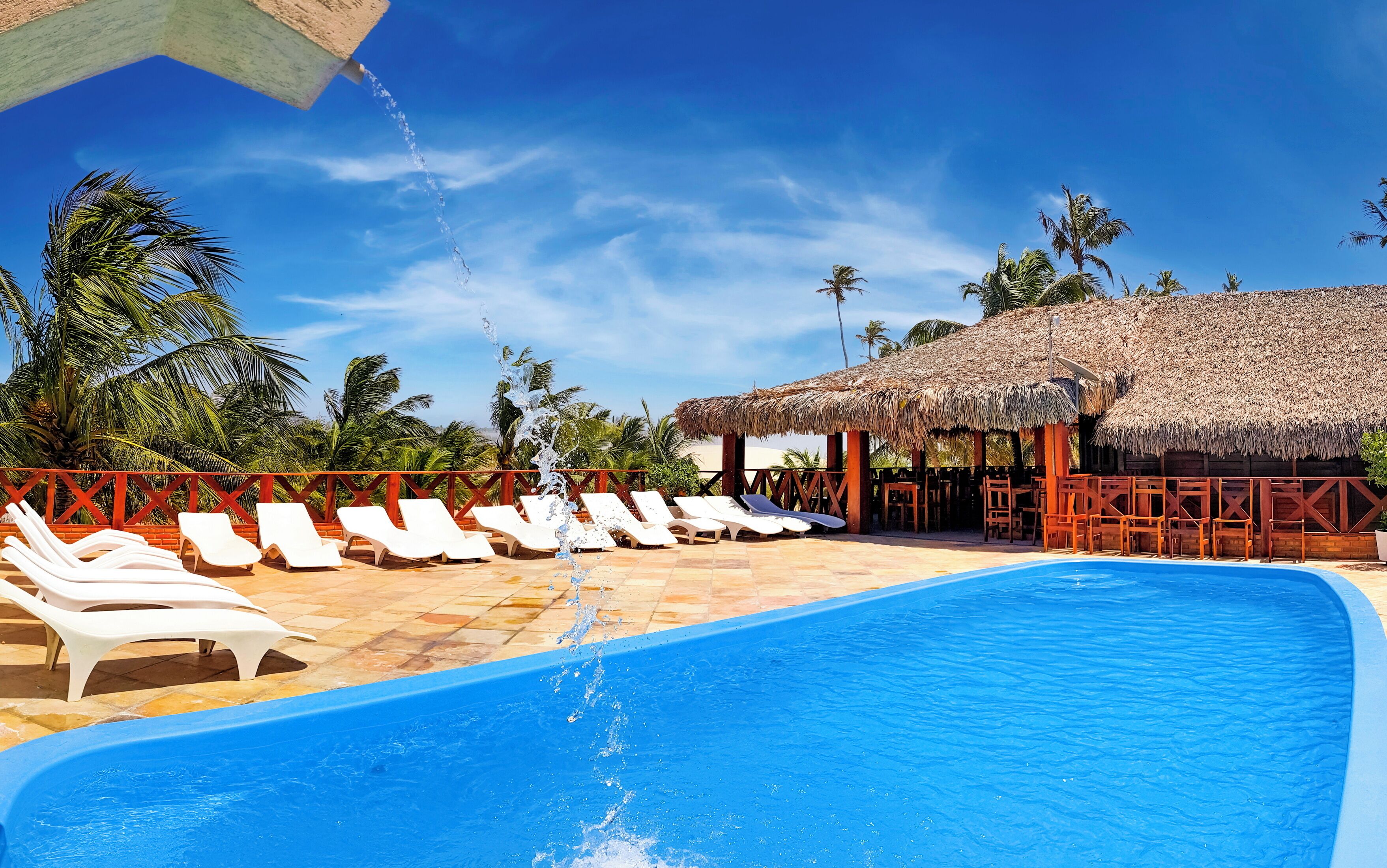 Een buitenzwembad, open van 09.00 uur tot 21.00 uur, en ligstoelen