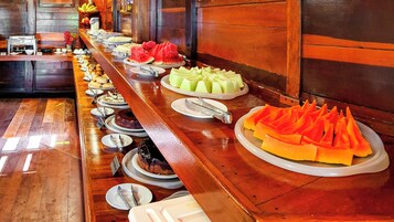 Café da manhã com buffet grátis todos os dias