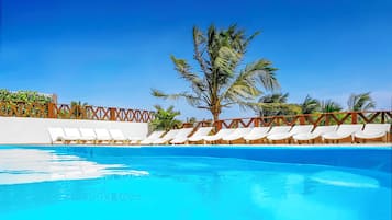Piscina externa, funciona das 9h às 21h, espreguiçadeiras