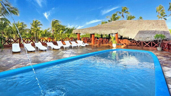 A swimming pool with lounge chairs, a thatched-roof structure, and palm trees. - Rede Andrade Mini Hotel (Jijoca de Jericoacoara)
