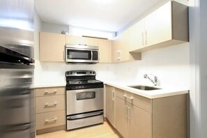 Fridge, microwave, oven, stovetop - 3 Br 1.5 Ba private suite by Queen Elizabeth Park near Canada Line skytrain (Vancouver)