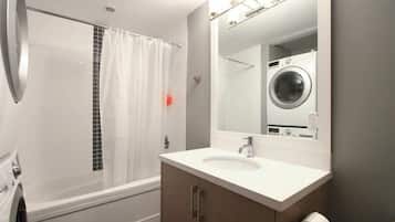 Ensemble baignoire-douche, séchoir à cheveux, serviettes fournies, savon