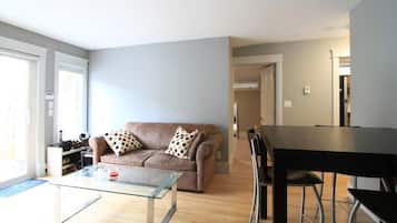 Téléviseur, lecteur de DVD, livres