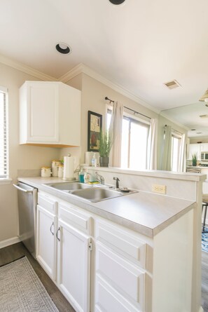 Fridge, microwave, oven, stovetop - Comfortable 2bd 1.5ba Townhome on Golf Course. 2 Queen beds and a sleeper sofa. (Charlotte)