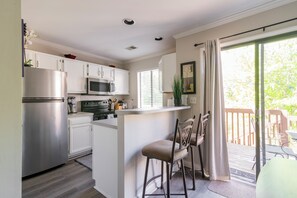 Fridge, microwave, oven, stovetop - Gorgeous 2bd 1.5ba Townhome on Golf Course. 2 Queen beds and a sleeper sofa. (Charlotte)
