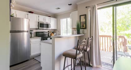 Gorgeous 2bd 1.5ba Townhome on Golf Course. 2 Queen beds and a sleeper sofa.