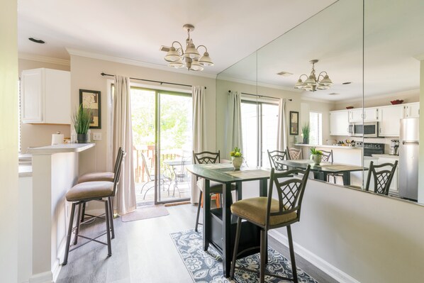 Dining - Gorgeous 2bd 1.5ba Townhome on Golf Course. 2 Queen beds and a sleeper sofa. (Charlotte)