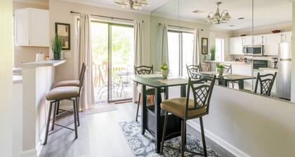 Upea 2bd 1. 5ba kaupunkiasunto golfkentällä. 2 queen-vuodetta ja vuodesohva.