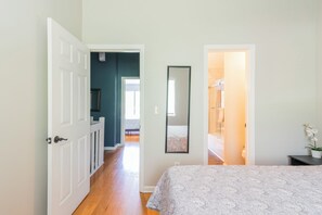 2 bedrooms, iron/ironing board, free WiFi, bed sheets - Gorgeous 2bd 1.5ba Townhome on Golf Course. 2 Queen beds and a sleeper sofa. (Charlotte)