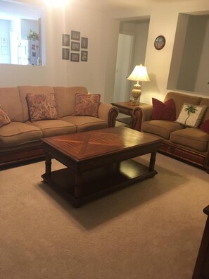 Una Smart TV, videojuegos, un reproductor de DVD, un futbolín