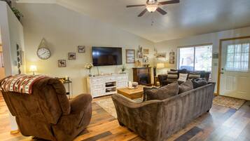 Smart TV, lareira, DVD player, videoteca