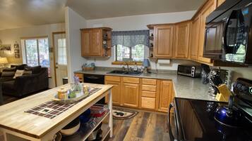 KylskÄp, mikrovÄgsugn, ugn och spishÀll