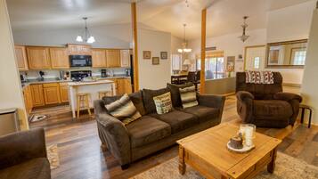 Smart-tv, eldstad, dvd-spelare och ett filmbibliotek