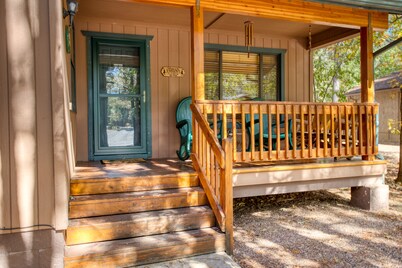Cozy, rustic mountaintop Cabin