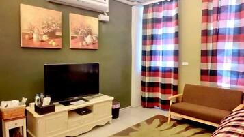 Blackout curtains, free WiFi