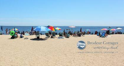 ¡Alójate a pocos pasos de una hermosa playa privada en Old Lyme!