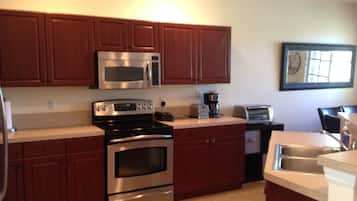 KylskÄp, mikrovÄgsugn, ugn och spishÀll