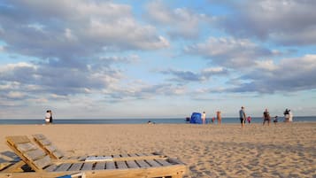 Beach nearby, sun-loungers, beach towels