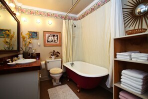 Bañera con ducha, secador de pelo, toallas, jabón
