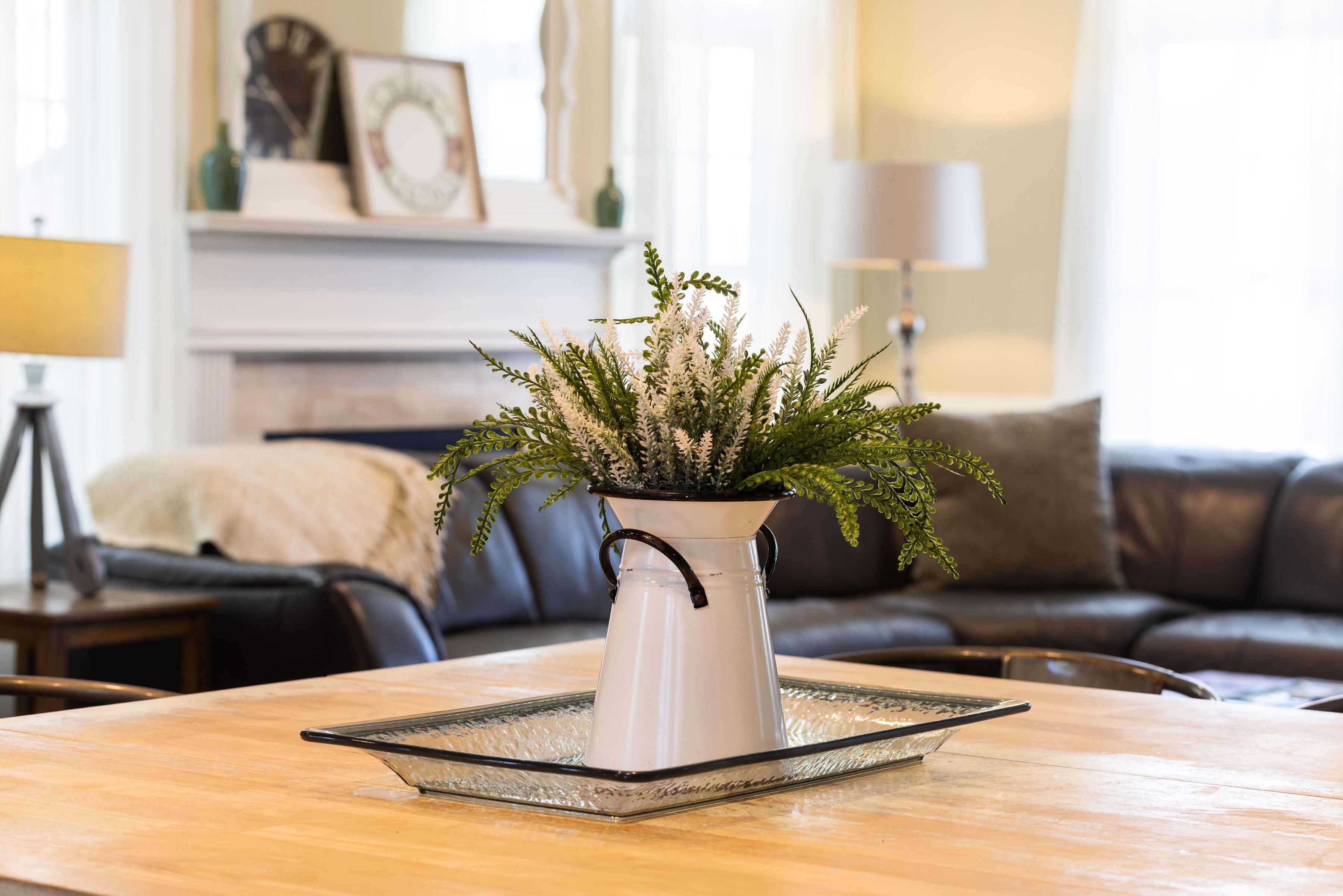 Smart TV, chimenea, libros y estéreo 