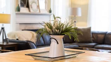 Smart TV, chimenea, libros y estéreo