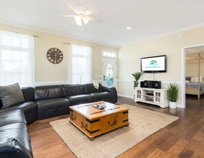 Smart TV, chimenea, libros y estéreo 