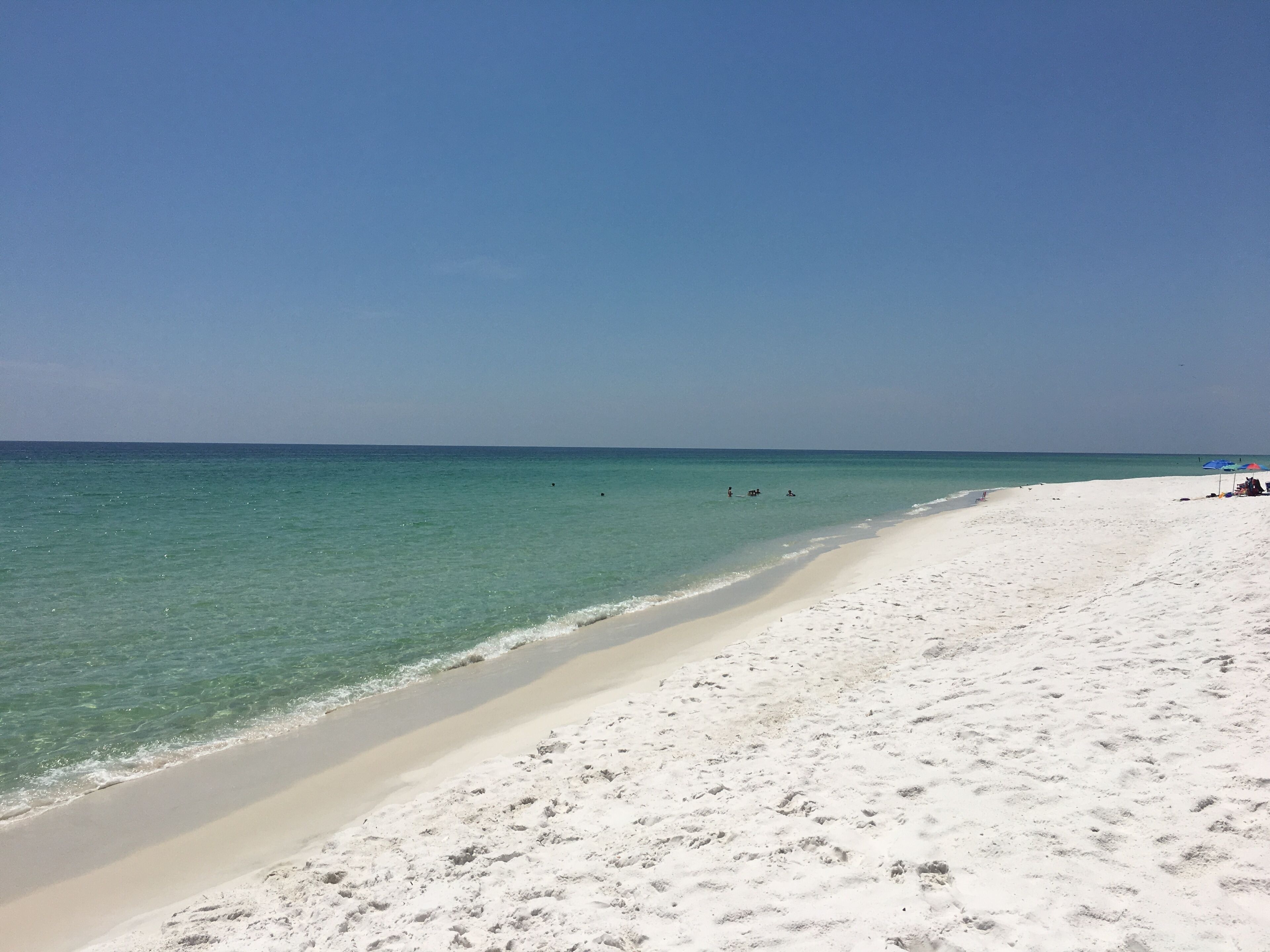 En la playa, sillas reclinables de playa