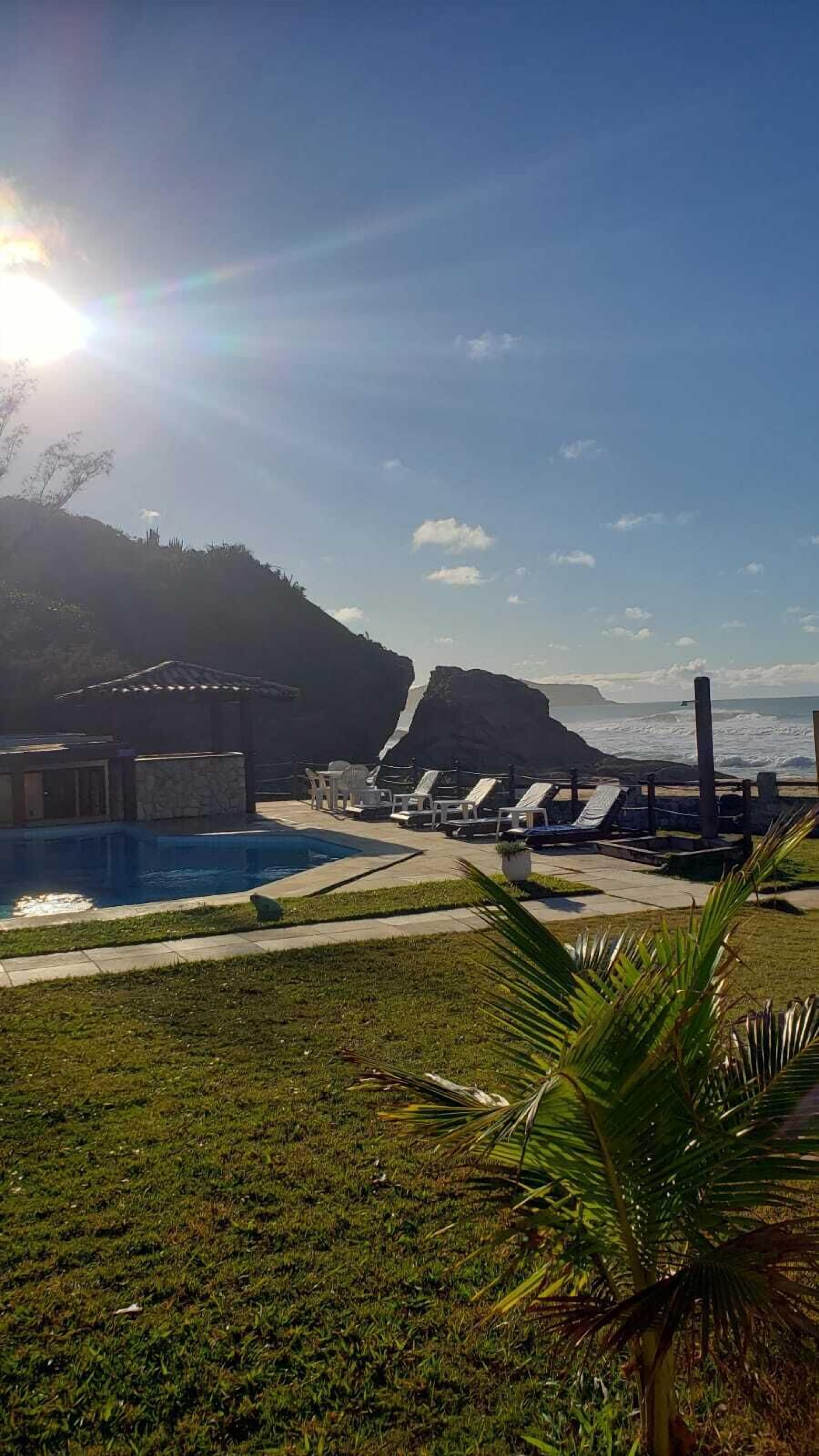 Una piscina cubierta, tumbonas
