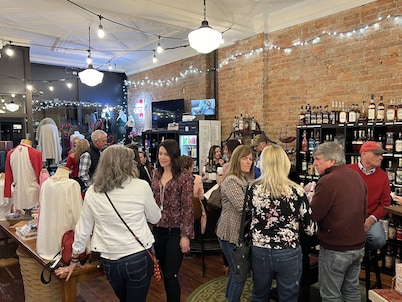 NEWPORT INN #2 - NO CLEANING FEES!! FREE PARKING!! WALK TO GAMES AND CONCERTS!!