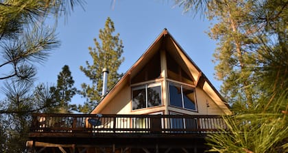 Charmante cabane avec vue sur la montagne prĂšs du lac Yosemite et Pine Mountain
