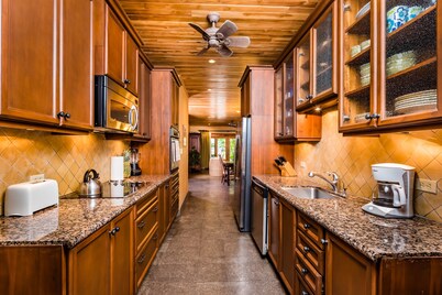 Spacious 2BR/2Bath 5 Star Villa - Steps from Blue Water & White Sand Beach