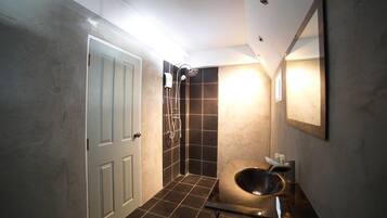 Shower, free toiletries, towels