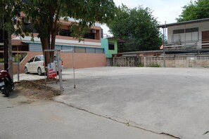 Free self-parking - Sea & Sand Guesthouse and Restaurant (Cha-am)