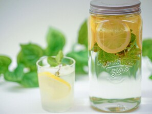 A mason jar with a lemon slice and mint leaves, and a glass with a lemon slice and mint leaves. - Henn na Hotel Tokyo Ginza (Tokyo)