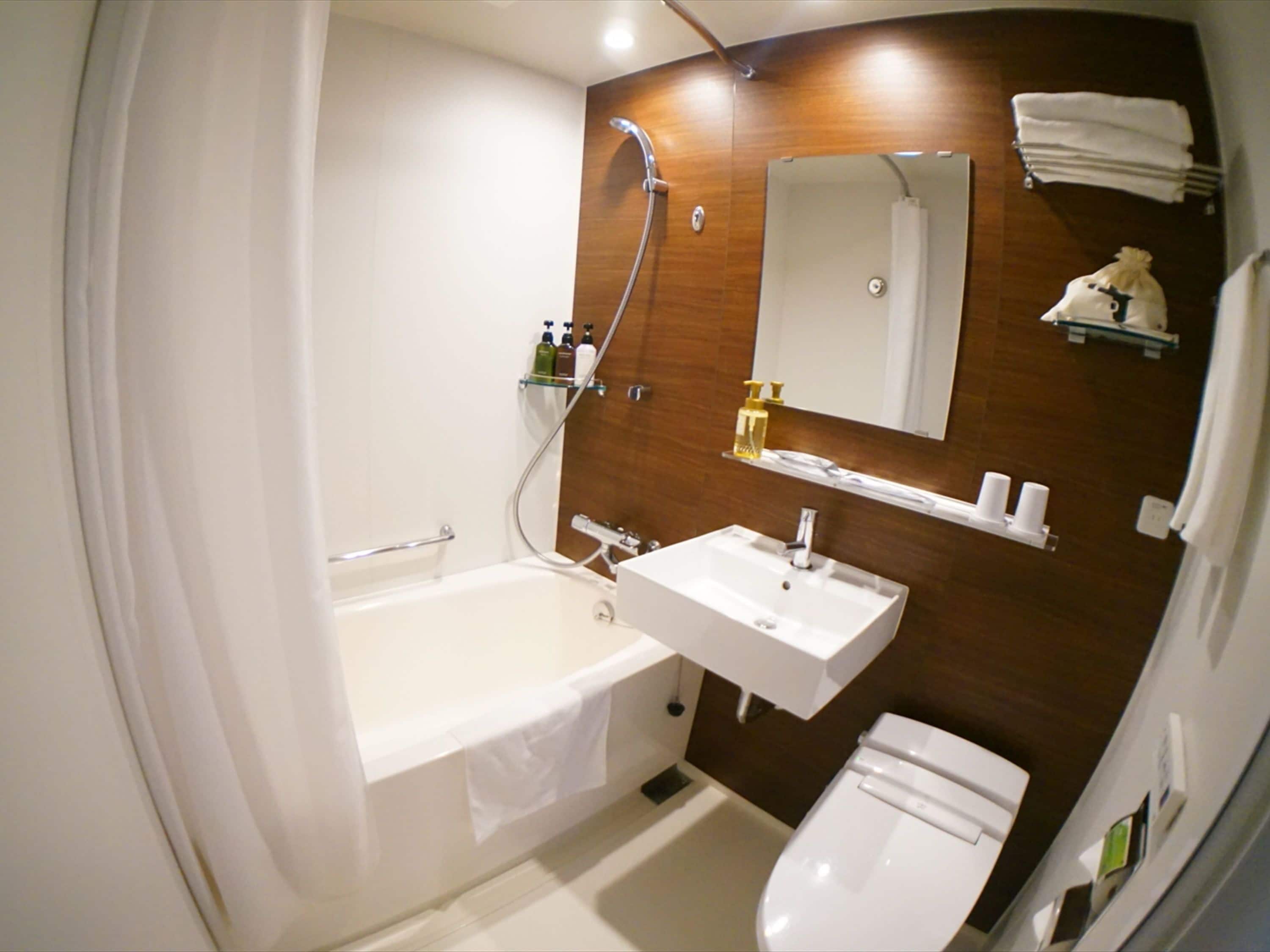 high floor twin room  | bathroom | combined shower/bathtub, free toiletries, hair dryer, slippers