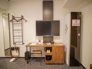 In-room safe, desk, laptop workspace, soundproofing - Henn na Hotel Tokyo Ginza (Tokyo)