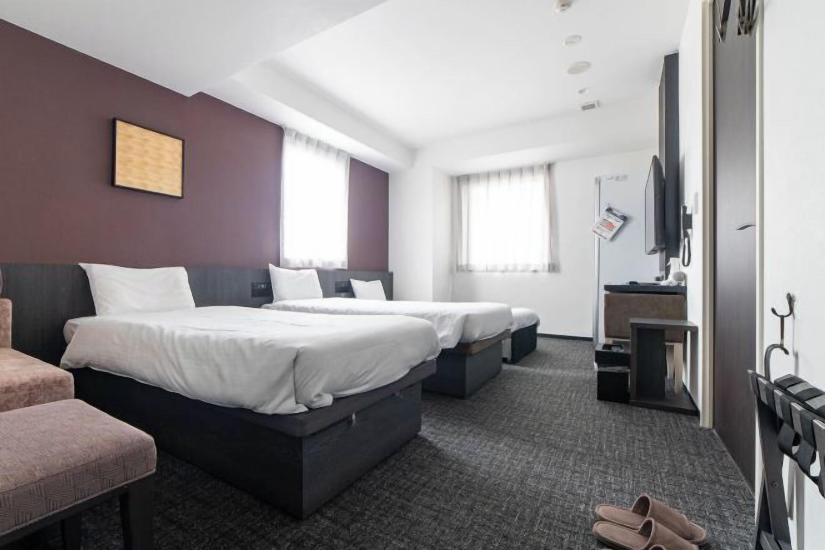 In-room safe, desk, laptop workspace, soundproofing