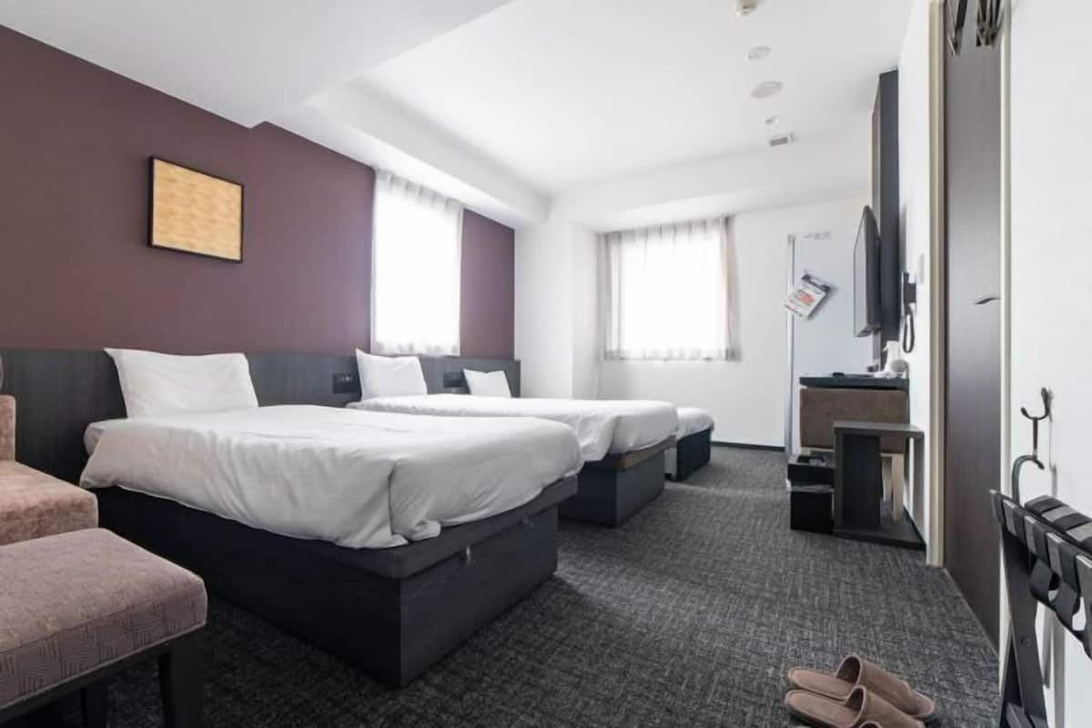 Cofres nos quartos, escrivaninha, espaço de trabalho para notebook