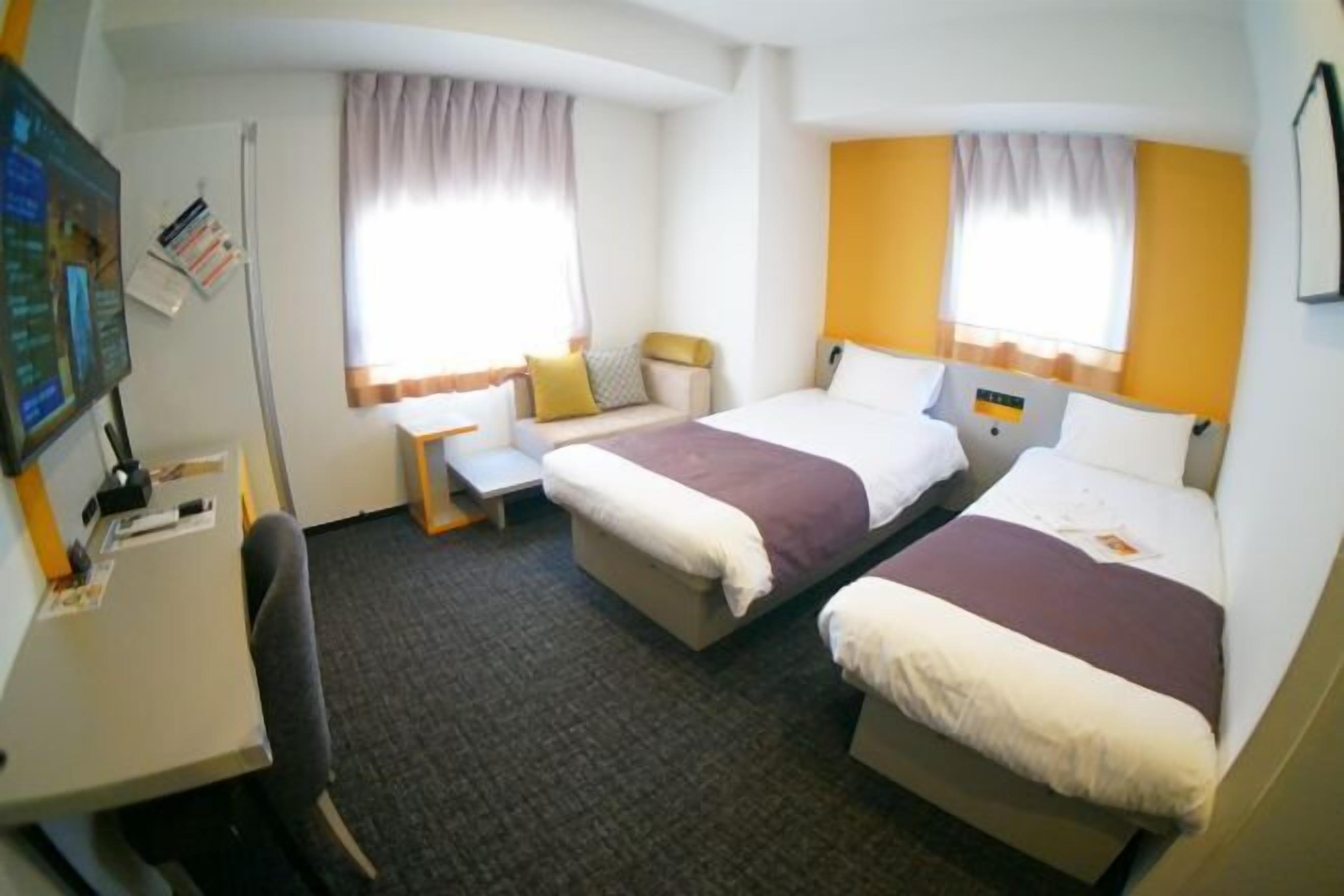 Caja de seguridad en la habitación y escritorio 